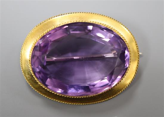 A Victorian oval amethyst brooch in yellow metal mount (tests as 14ct), gross 11.5 grams, 35mm.